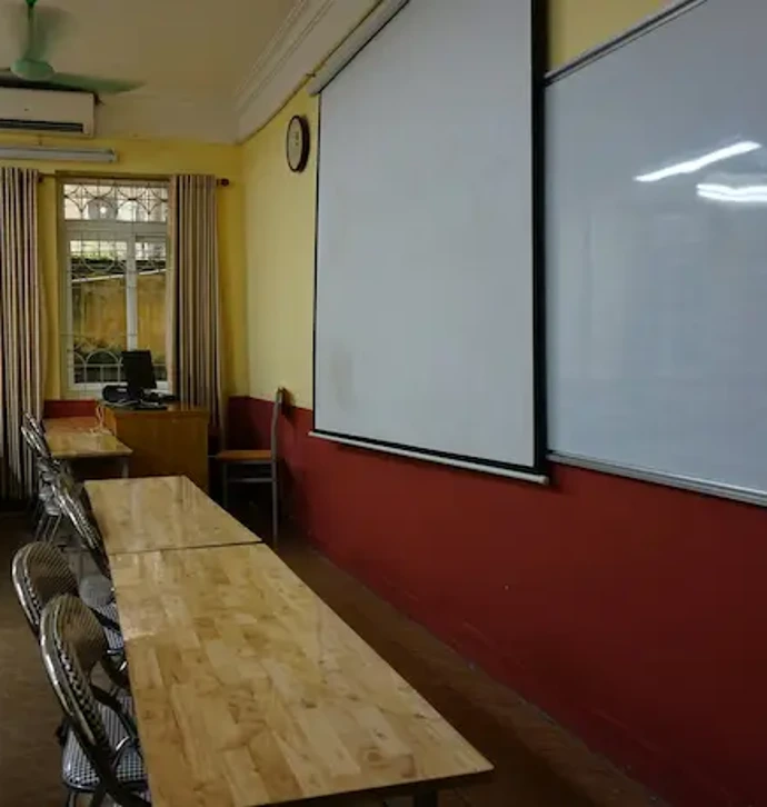 Une salle de formation vide.